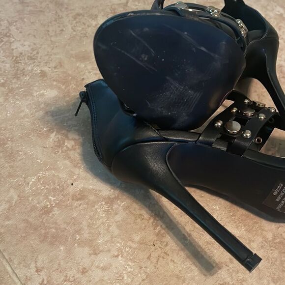 Venus gold studded shoes - Picture 4 of 5